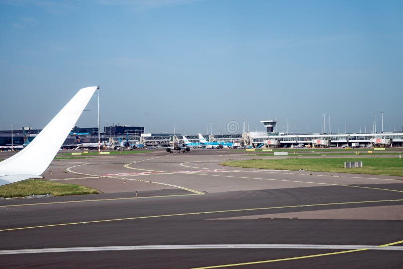 Διάδρομος αερολιμένων Schiphol και προσγειωμένος λουρίδες με πολλά αεροπλάνα, Άμστερνταμ, οι Κάτω Χώρες, στις 15 Οκτωβρίου 2017 στοκ εικόνες Διάδρομος αερολιμένων Schiphol και προσγειωμένος λουρίδες με πολλά αεροπλάνα, Άμστερνταμ, οι Κάτω Χώρες, στις 15 Οκτωβρίου 2017 στοκ εικόνες
