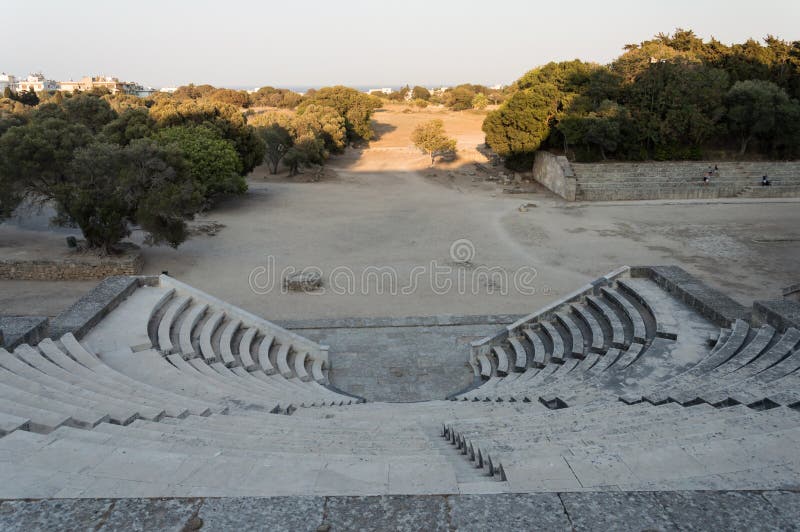 Διάσημα ερείπια της Ρόδου Ακρόπολης και αρχαίο ολυμπιακό στάδιο στην πόλη της Ρόδου στοκ εικόνες Διάσημα ερείπια της Ρόδου Ακρόπολης και αρχαίο ολυμπιακό στάδιο στην πόλη της Ρόδου στοκ εικόνες