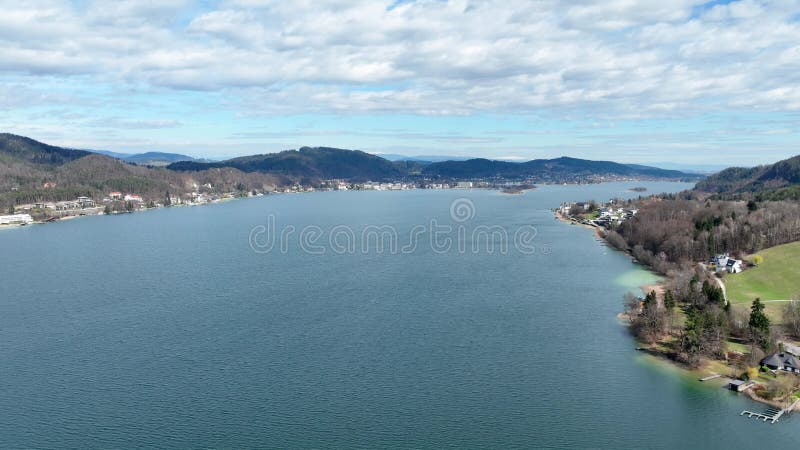 διάσημη λίμνη γουέρθερντ στην αυστριακή εναέρια θέα