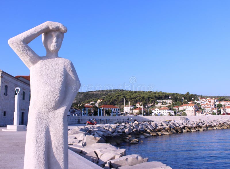 Διάσημο μνημείο πετρών του προσώπου που εξετάζει έναν ορίζοντα σε ένα μικρού χωριού Postira Κροατία, νησί Brac στοκ φωτογραφία με δικαίωμα ελεύθερης χρήσης Διάσημο μνημείο πετρών του προσώπου που εξετάζει έναν ορίζοντα σε ένα μικρού χωριού Postira Κροατία, νησί Brac στοκ φωτογραφία με δικαίωμα ελεύθερης χρήσης