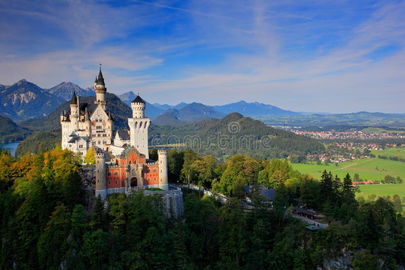 Διάσημο παραμύθι Neuschwanstein Castle στη Βαυαρία, Γερμανία, αργά το απόγευμα με το μπλε ουρανό με τα άσπρα σύννεφα στοκ εικόνα