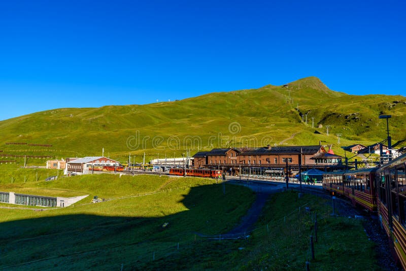 Διάσημο τραίνο μεταξύ Grindelwald και του σταθμού Jungfraujoch - σιδηρόδρομος στην κορυφή της Ευρώπης, Ελβετία στοκ φωτογραφία με δικαίωμα ελεύθερης χρήσης Διάσημο τραίνο μεταξύ Grindelwald και του σταθμού Jungfraujoch - σιδηρόδρομος στην κορυφή της Ευρώπης, Ελβετία στοκ φωτογραφία με δικαίωμα ελεύθερης χρήσης