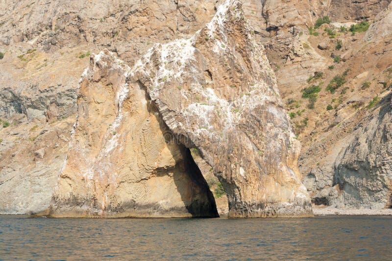 Διάσημος χρυσός βράχος πυλών στο εθνικό πάρκο Karadag στοκ εικόνες με δικαίωμα ελεύθερης χρήσης