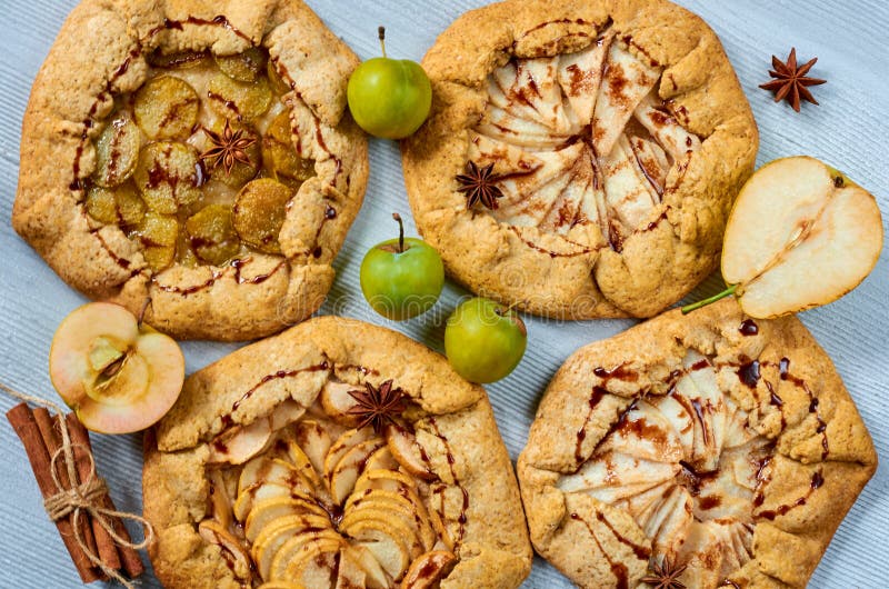 Διάφορα tarts φρούτων με το κάλυμμα σοκολάτας στο γκρίζο συγκεκριμένο υπόβαθρο Χορτοφάγο υγιές επιδόρπιο φθινοπώρου - galette στοκ φωτογραφία Διάφορα tarts φρούτων με το κάλυμμα σοκολάτας στο γκρίζο συγκεκριμένο υπόβαθρο Χορτοφάγο υγιές επιδόρπιο φθινοπώρου - galette στοκ φωτογραφία