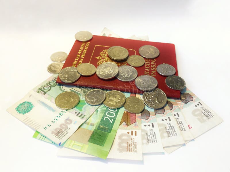 Διαβατήριο με τα χρήματα και τα νομίσματα εγγράφου Flatlay των διακοπών σε ένα άσπρο υπόβαθρο στοκ εικόνα
