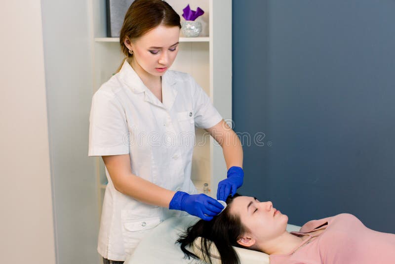 Διαδικασία mesotherapy Το cosmetologist γιατρών κάνει τη διαδικασία ομορφιάς στο κεφάλι της γυναίκας Ενισχύστε την τρίχα και τους στοκ εικόνες Διαδικασία mesotherapy Το cosmetologist γιατρών κάνει τη διαδικασία ομορφιάς στο κεφάλι της γυναίκας Ενισχύστε την τρίχα και τους στοκ εικόνες