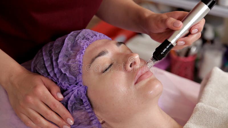 Διαδικασία Microdermabrasion Μηχανική αποφλοίωση, στίλβωση διαμαντιών Πρότυπο, κινηματογράφηση σε πρώτο πλάνο Κλινική Cosmetologi