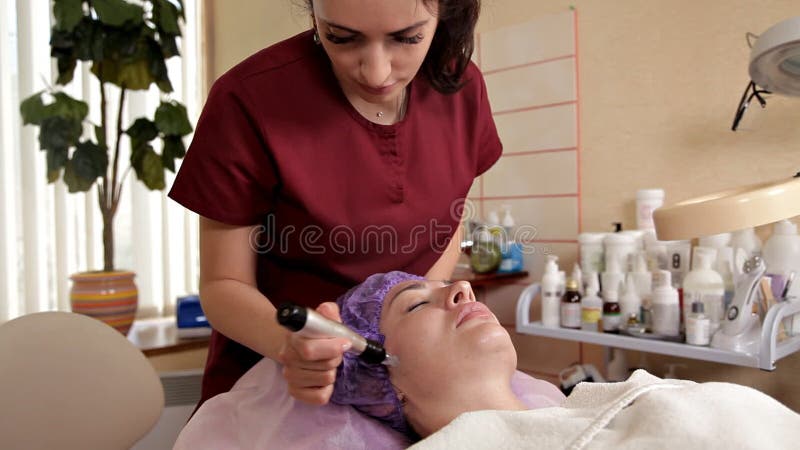 Διαδικασία Microdermabrasion Μηχανική αποφλοίωση, στίλβωση διαμαντιών Πρότυπο, κινηματογράφηση σε πρώτο πλάνο Κλινική Cosmetologi