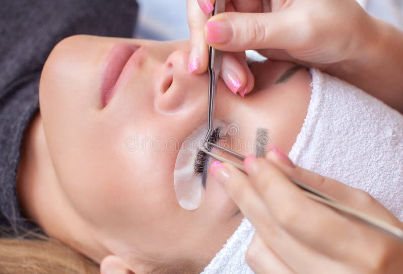 Διαδικασία επέκτασης Eyelash Όμορφη γυναίκα με τα μακροχρόνια μαστίγια σε ένα σαλόνι ομορφιάς στοκ εικόνα με δικαίωμα ελεύθερης χρήσης Διαδικασία επέκτασης Eyelash Όμορφη γυναίκα με τα μακροχρόνια μαστίγια σε ένα σαλόνι ομορφιάς στοκ εικόνα με δικαίωμα ελεύθερης χρήσης