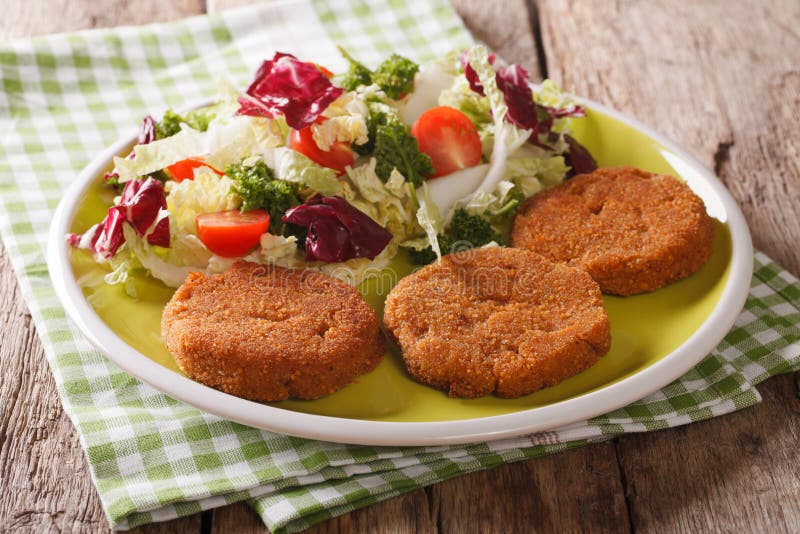 Διαιτητικό πρόγευμα: cutlets καρότων και σαλάτα του ραδικιού, λάχανο στοκ φωτογραφίες Διαιτητικό πρόγευμα: cutlets καρότων και σαλάτα του ραδικιού, λάχανο στοκ φωτογραφίες