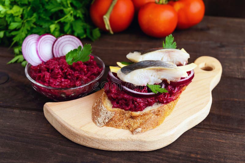 Διαιτητικό σάντουιτς Meatless: τα βρασμένα παντζάρια, πορφυρό κρεμμύδι, αλάτισαν τις ρέγγες και τις νιφάδες του καπνισμένου τυριο στοκ εικόνες με δικαίωμα ελεύθερης χρήσης Διαιτητικό σάντουιτς Meatless: τα βρασμένα παντζάρια, πορφυρό κρεμμύδι, αλάτισαν τις ρέγγες και τις νιφάδες του καπνισμένου τυριο στοκ εικόνες με δικαίωμα ελεύθερης χρήσης