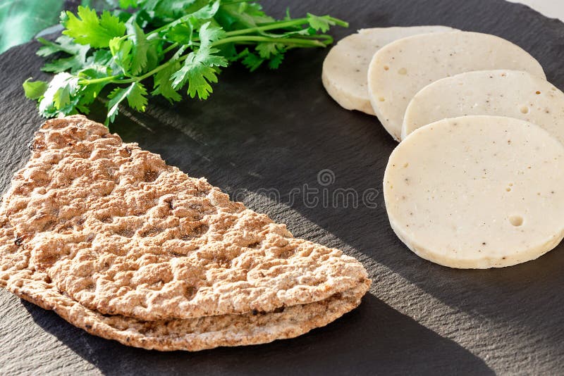 Διαιτητικό σπιτικό mortadella κοτόπουλου με το ινδοπέπερι στον πίνακα πλακών Πρωτεϊνικό multicereal flatbread σίκαλης Γκρίζα ανασ στοκ εικόνες Διαιτητικό σπιτικό mortadella κοτόπουλου με το ινδοπέπερι στον πίνακα πλακών Πρωτεϊνικό multicereal flatbread σίκαλης Γκρίζα ανασ στοκ εικόνες