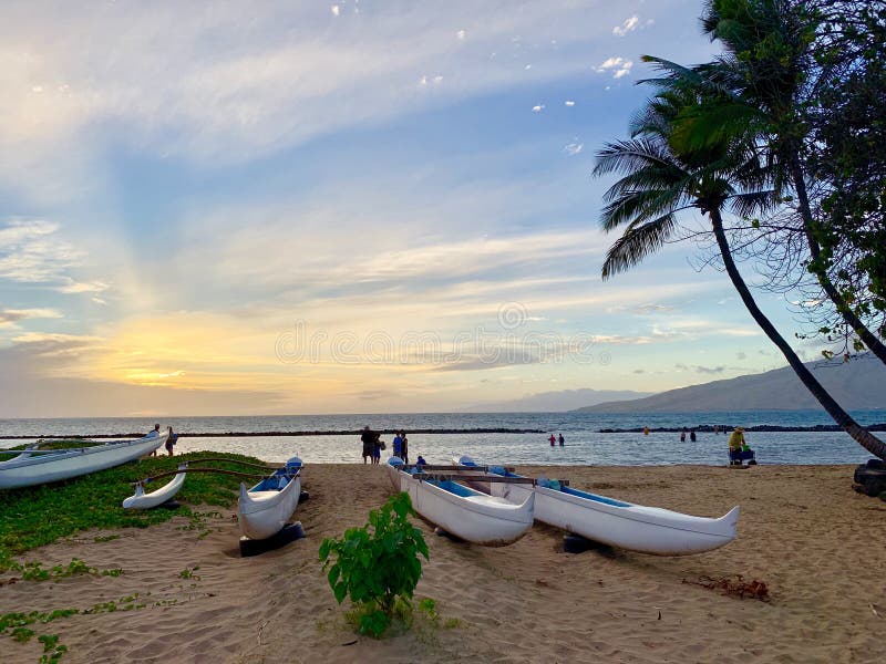 Διακοπές πολυτέλειας νησιών της Χαβάης Maui beachfront - ηλιοβασίλεμα στοκ εικόνες Διακοπές πολυτέλειας νησιών της Χαβάης Maui beachfront - ηλιοβασίλεμα στοκ εικόνες
