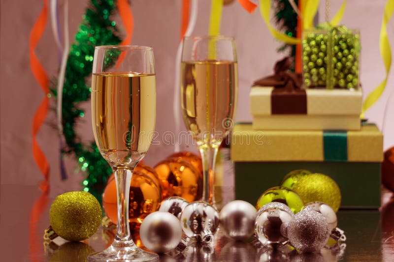 Διακοπές που γιορτάζουν CHAMPAGNE Τα Χριστούγεννα και το νέο έτος γιορτάζουν με τη σαμπάνια στοκ εικόνες Διακοπές που γιορτάζουν CHAMPAGNE Τα Χριστούγεννα και το νέο έτος γιορτάζουν με τη σαμπάνια στοκ εικόνες
