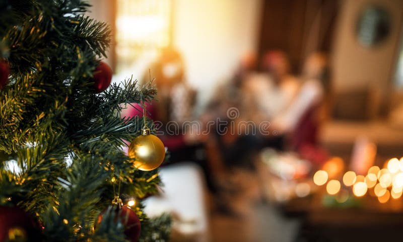Διακοσμημένο χριστουγεννιάτικο δέντρο στο σπίτι με την οικογενειακή συνεδρίαση στο backgrou στοκ φωτογραφία Διακοσμημένο χριστουγεννιάτικο δέντρο στο σπίτι με την οικογενειακή συνεδρίαση στο backgrou στοκ φωτογραφία