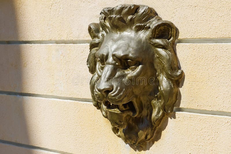 Διακοσμητική bas-ανακούφιση ασβεστοκονιάματος στον τοίχο στο κεφάλι ενός λιονταριού στοκ εικόνες Διακοσμητική bas-ανακούφιση ασβεστοκονιάματος στον τοίχο στο κεφάλι ενός λιονταριού στοκ εικόνες