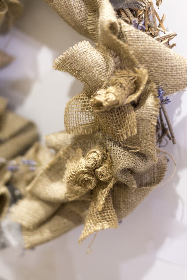 Διακοσμητικό burlap προϊόν, χειροποίητο τεμάχιο στεφανιών Χριστουγέννων στοκ εικόνες Διακοσμητικό burlap προϊόν, χειροποίητο τεμάχιο στεφανιών Χριστουγέννων στοκ εικόνες
