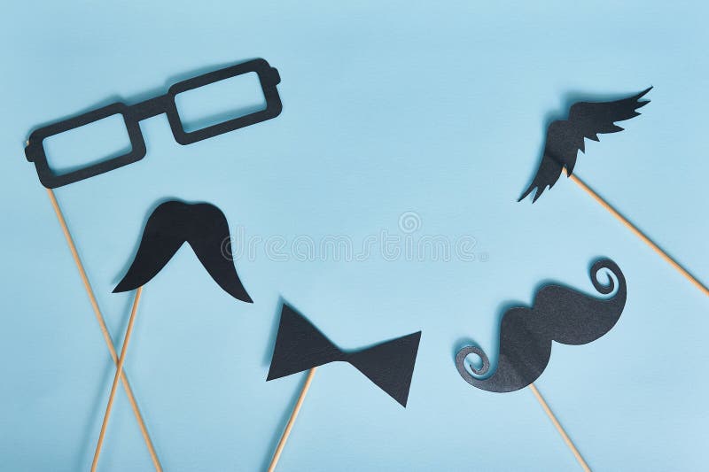 Διακοσμητικό άτομο mustache και μαύρα γυαλιά σε ένα ανοικτό μπλε υπόβαθρο εγγράφου τοπ άποψη για τη ευχετήρια κάρτα με τη θέση γι στοκ φωτογραφία με δικαίωμα ελεύθερης χρήσης Διακοσμητικό άτομο mustache και μαύρα γυαλιά σε ένα ανοικτό μπλε υπόβαθρο εγγράφου τοπ άποψη για τη ευχετήρια κάρτα με τη θέση γι στοκ φωτογραφία με δικαίωμα ελεύθερης χρήσης