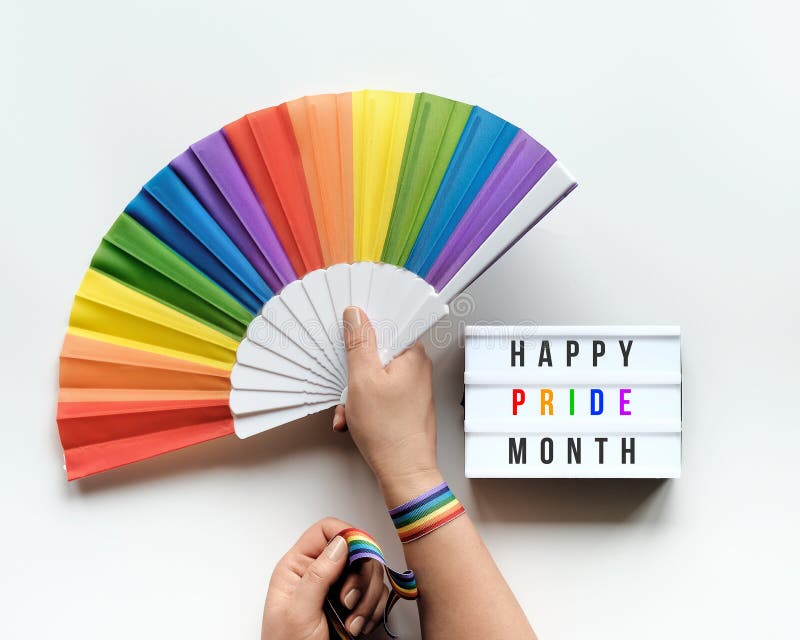 διακοσμητικό μήνα υπερηφάνειας lgbtq. κείμενο χαρούμενο μήνα υπερηφάνειας. αντικείμενα μοτίβου ουράνιου τόξου σε λευκό φόντο. άνθρ στοκ φωτογραφίες με δικαίωμα ελεύθερης χρήσης