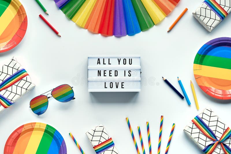 διακοσμητικό μήνα υπερηφάνειας lgbtq. το μόνο που χρειάζεστε είναι αγάπη στο φωτεινό πλαίσιο. αντικείμενα μοτίβου ουράνιου τόξου σ στοκ φωτογραφία με δικαίωμα ελεύθερης χρήσης