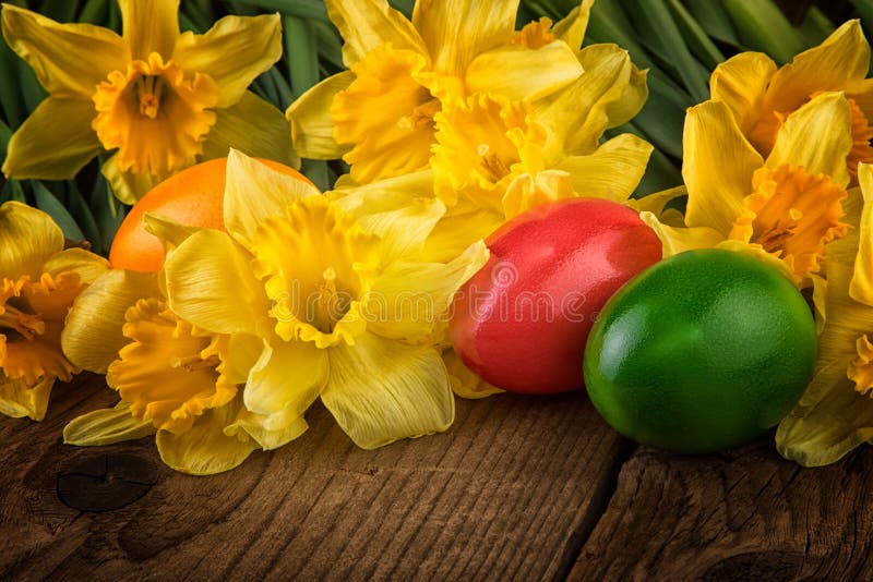 Διακόσμηση Πάσχας με τα λουλούδια Daffodil και τα αυγά Πάσχας στοκ φωτογραφία