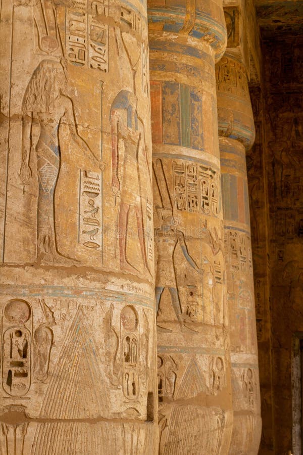 Διακόσμηση στηλών στην αίθουσα peristyle του ναού Medinet Habu στοκ εικόνα Διακόσμηση στηλών στην αίθουσα peristyle του ναού Medinet Habu στοκ εικόνα