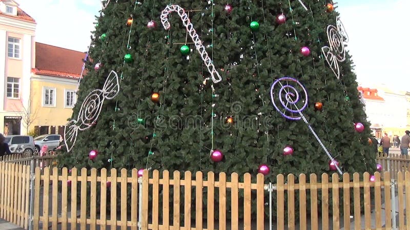 Διακόσμηση χριστουγεννιάτικων δέντρων
