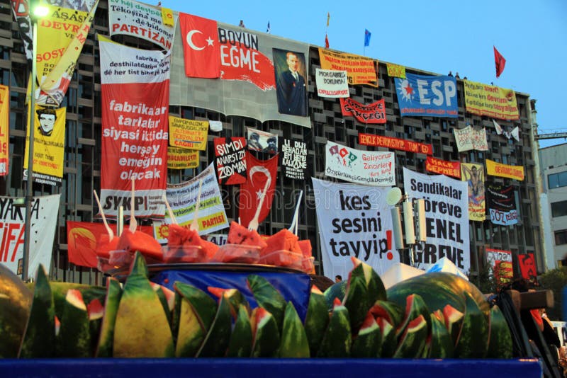 Διαμαρτυρίες στην πλατεία της Τουρκίας Taksim, κτήριο AKM στοκ εικόνες με δικαίωμα ελεύθερης χρήσης Διαμαρτυρίες στην πλατεία της Τουρκίας Taksim, κτήριο AKM στοκ εικόνες με δικαίωμα ελεύθερης χρήσης