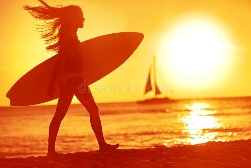 Διασκέδαση παραλιών γυναικών σερφ surfer babe στο ηλιοβασίλεμα στοκ φωτογραφίες