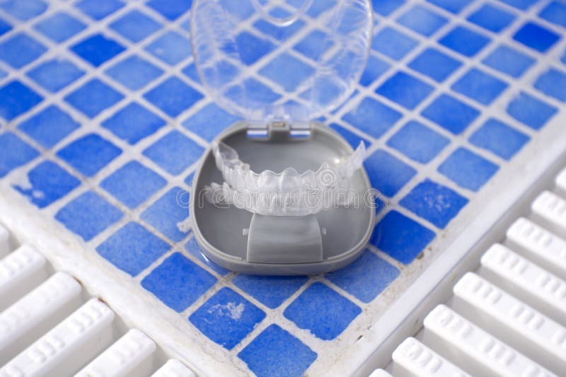 Διαφανές οδοντικό orthodontics σε ένα προστατευτικό κιβώτιο στοκ φωτογραφία με δικαίωμα ελεύθερης χρήσης Διαφανές οδοντικό orthodontics σε ένα προστατευτικό κιβώτιο στοκ φωτογραφία με δικαίωμα ελεύθερης χρήσης