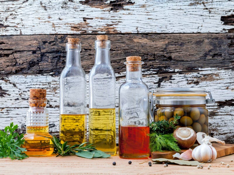 Διαφορετικά είδη του λαδιού μαγειρέματος, του ελαιολάδου αρωματικών και του ελαίου σουσαμιού στοκ εικόνες