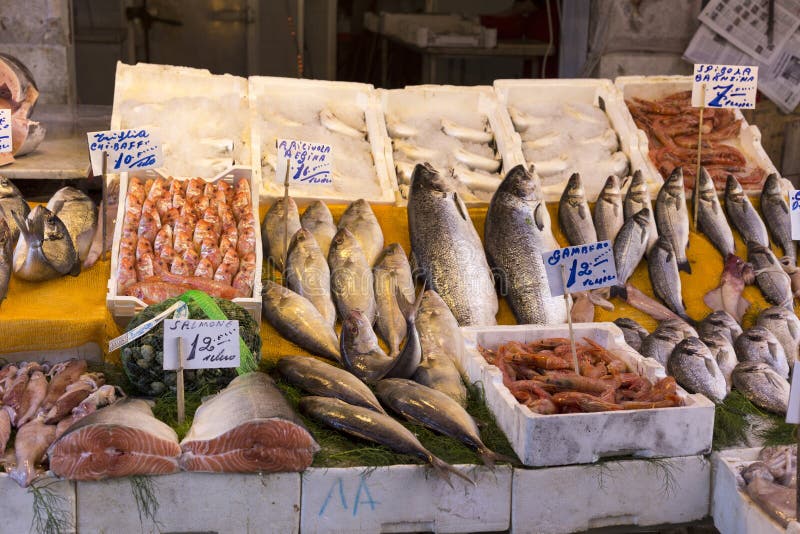 Διαφορετικά ψάρια ειδών για την πώληση σε μια αγορά στο Παλέρμο στοκ εικόνες με δικαίωμα ελεύθερης χρήσης Διαφορετικά ψάρια ειδών για την πώληση σε μια αγορά στο Παλέρμο στοκ εικόνες με δικαίωμα ελεύθερης χρήσης