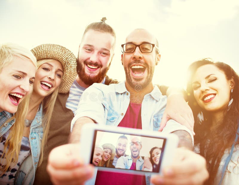 Διαφορετική έννοια Selfie διασκέδασης θερινών φίλων παραλιών ανθρώπων στοκ φωτογραφία με δικαίωμα ελεύθερης χρήσης