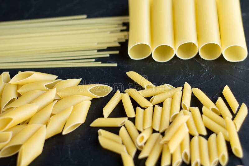 Διαφορετικοί τύποι νουντλς cannelloni pennoni ζυμαρικών penne στοκ εικόνα Διαφορετικοί τύποι νουντλς cannelloni pennoni ζυμαρικών penne στοκ εικόνα