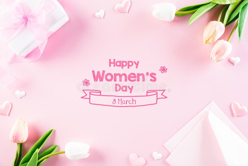 διεθνής έννοια ημέρας γυναικών. ροζ και λευκές τουλίπες με πλαίσιο δώρου και κείμενο ετικέτας σε ροζ φόντο. φίλτρο επάνω προβολής