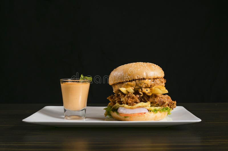Διπλό Burger κοτόπουλου της Patty τριζάτο, με τη σάλτσα στοκ φωτογραφίες με δικαίωμα ελεύθερης χρήσης Διπλό Burger κοτόπουλου της Patty τριζάτο, με τη σάλτσα στοκ φωτογραφίες με δικαίωμα ελεύθερης χρήσης