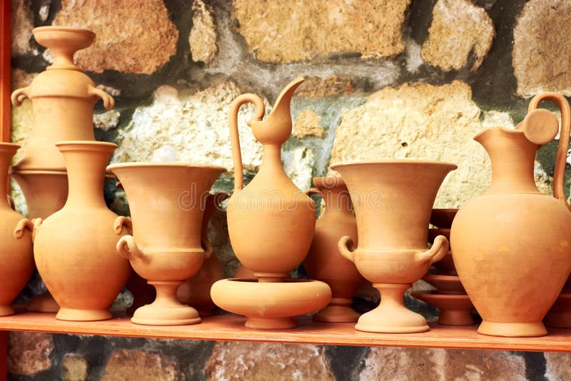 Δοχεία αργίλου σε ένα ράφι κοντά στο εργαστήριο αγγειοπλαστικής στοκ εικόνες Δοχεία αργίλου σε ένα ράφι κοντά στο εργαστήριο αγγειοπλαστικής στοκ εικόνες