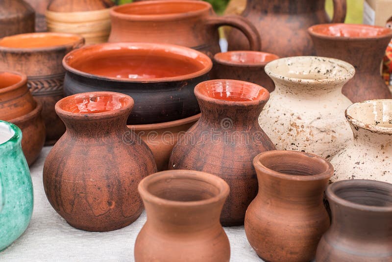 Δοχεία και χωμάτινα sauceres αγγειοπλαστικής στοκ φωτογραφία με δικαίωμα ελεύθερης χρήσης Δοχεία και χωμάτινα sauceres αγγειοπλαστικής στοκ φωτογραφία με δικαίωμα ελεύθερης χρήσης