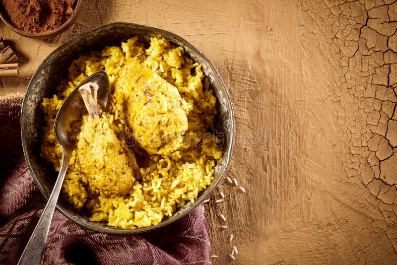 Δοχείο του biryani κοτόπουλου στον πίνακα με το διάστημα αντιγράφων στοκ εικόνα με δικαίωμα ελεύθερης χρήσης