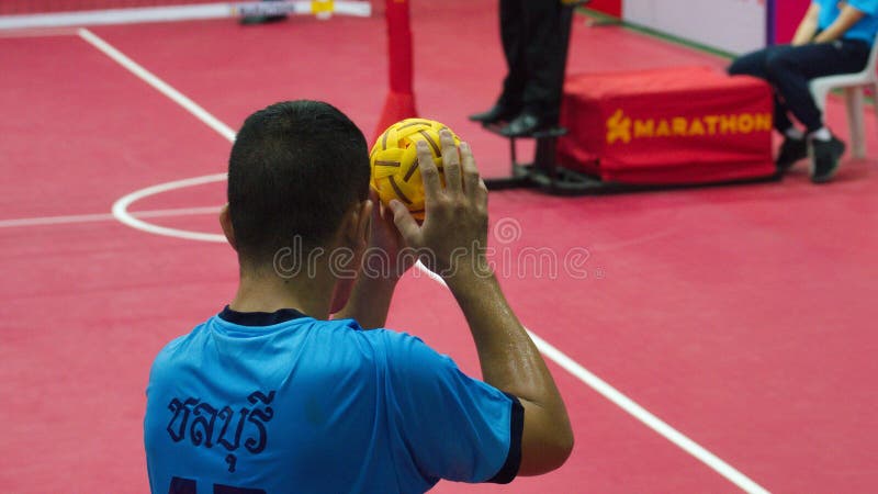 Δράση ομάδων Sepak takraw δύο παικτών στα εθνικά παιχνίδια της Ταϊλάνδης, παιχνίδια Chiang Rai στοκ εικόνα Δράση ομάδων Sepak takraw δύο παικτών στα εθνικά παιχνίδια της Ταϊλάνδης, παιχνίδια Chiang Rai στοκ εικόνα