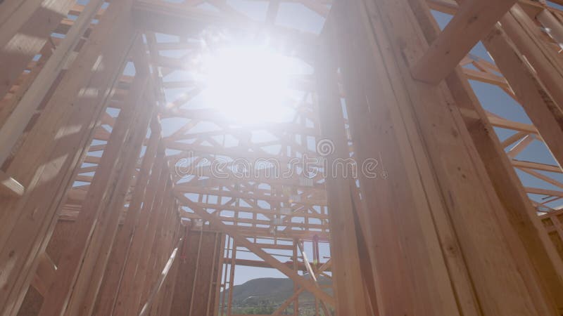 Δραματική προοπτική αργή κίνηση του νέου εργοταξίου σκελετών οικιακού ξύλου απόθεμα βίντεο