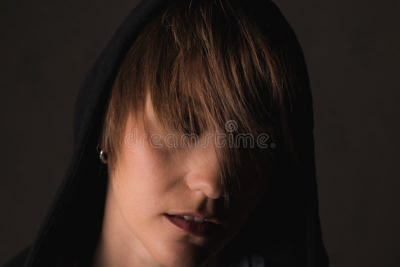 Δραματικό πορτρέτο ενός κοριτσιού σε ένα hoodie