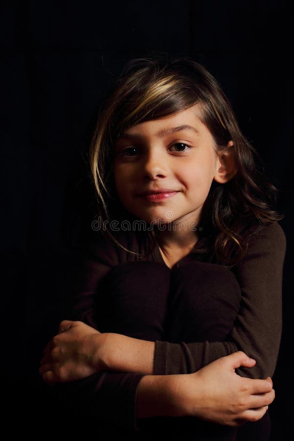 Δραματικό πορτρέτο του μελαχροινού μαλλιαρού κοριτσιού