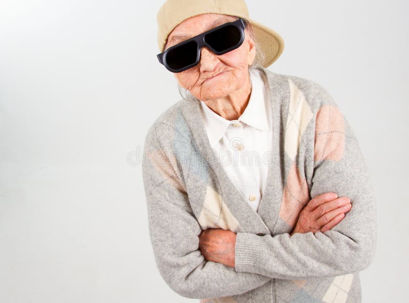 Δροσερές στάσεις grandma για το δικαίωμά της στοκ εικόνες