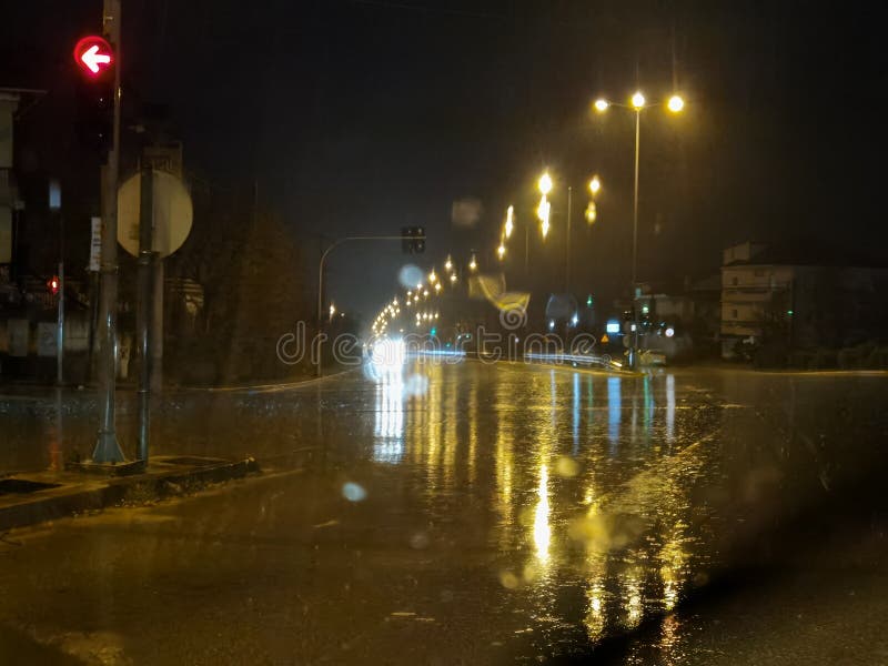 δρόμος βροχή νυχτερινός φωτισμός όχημα κίνηση στοκ φωτογραφία με δικαίωμα ελεύθερης χρήσης