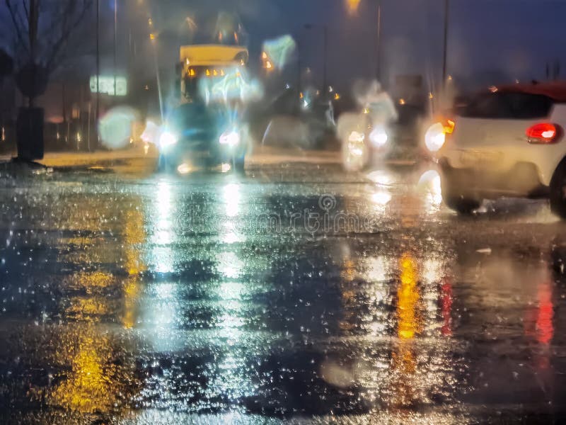 δρόμος της βροχής στα νυχτερινά φώτα κυκλοφορίας των αυτοκινήτων καταιγίδα το χειμώνα στοκ φωτογραφία με δικαίωμα ελεύθερης χρήσης