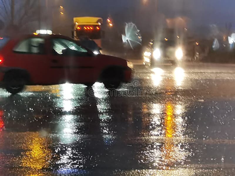 δρόμος της βροχής στα νυχτερινά φώτα κυκλοφορίας των αυτοκινήτων καταιγίδα το χειμώνα στοκ εικόνα με δικαίωμα ελεύθερης χρήσης