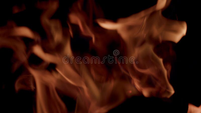 Δυναμικές φλόγες που φωτίζουν το σκοτάδι γύρω από το όραμα των παρατηρητών ελεύθερη απεικόνιση δικαιώματος