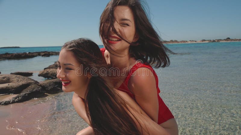 Δυο όμορφα νεαρά κορίτσια που διασκεδάζουν στην παραλία Λεσβία, λοατ, γκέι, φιλία, ταξίδι, ιδέα σχέσης φιλμ μικρού μήκους