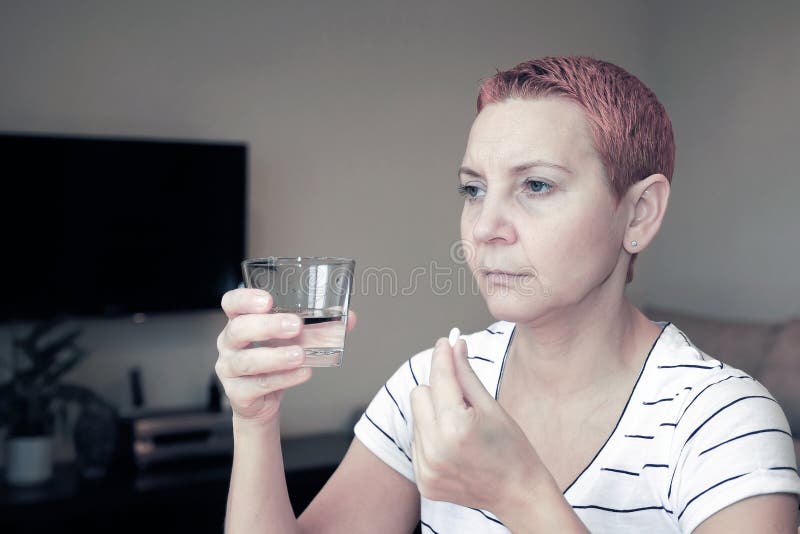 Δυσάρεστος πόνος Λυπημένη δυστυχισμένη όμορφη συνεδρίαση γυναικών στον πίνακα Κατάθλιψη και πονοκέφαλος Παίρνει ένα χάπι και τα π στοκ εικόνες Δυσάρεστος πόνος Λυπημένη δυστυχισμένη όμορφη συνεδρίαση γυναικών στον πίνακα Κατάθλιψη και πονοκέφαλος Παίρνει ένα χάπι και τα π στοκ εικόνες
